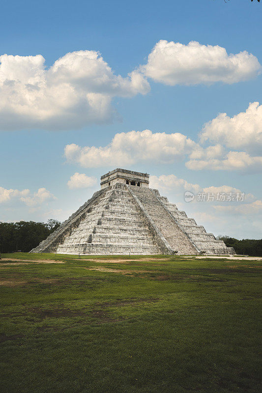 晴朗的一天，奇琴伊察的El Castillo (Kukulcán Temple)